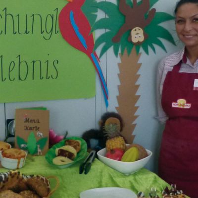 Angehende Bäckereifachverkäuferinnen besuchen eine Brotprüfung